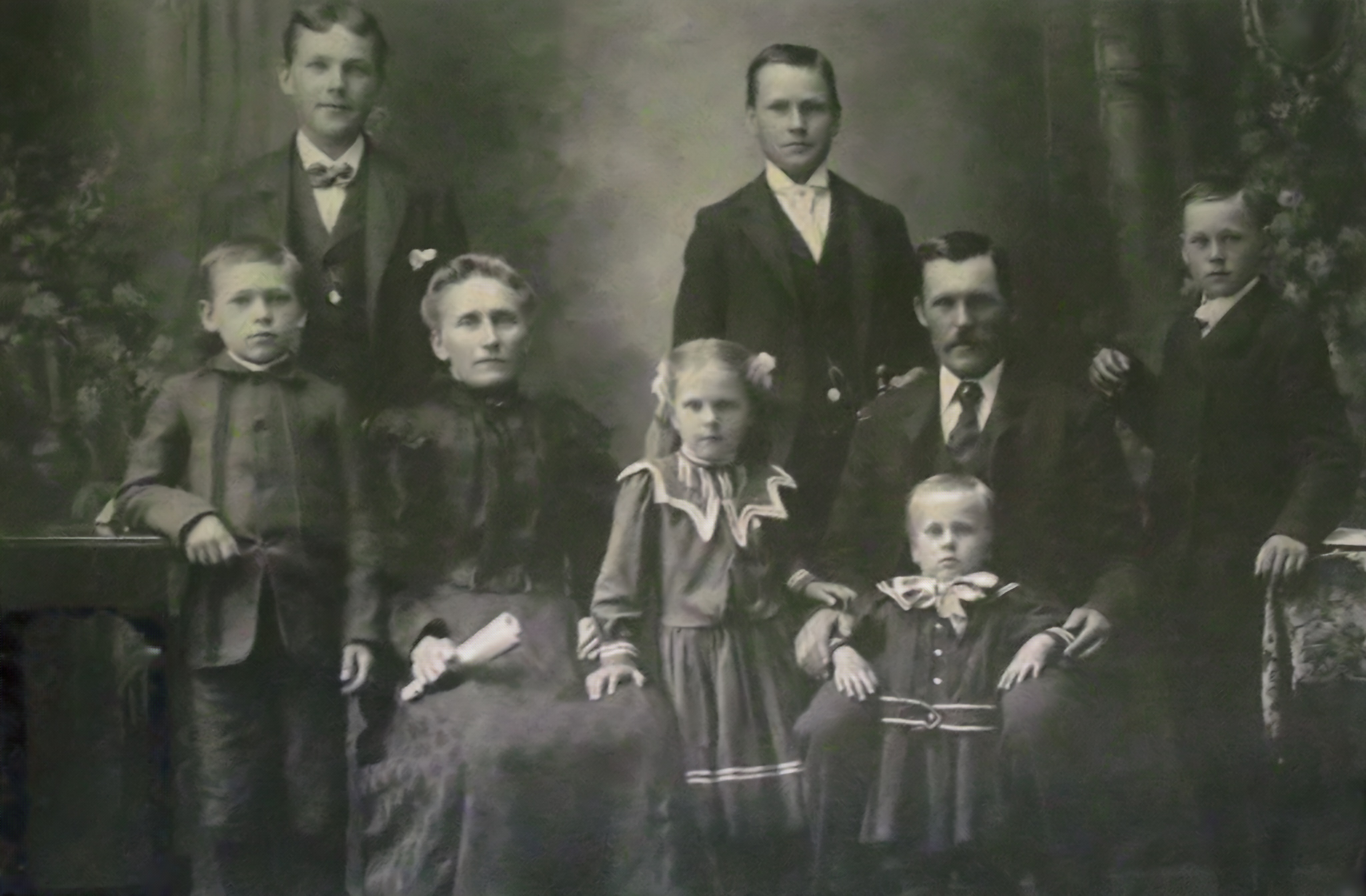 The Fred & Pauline Mohns family, c. 1904. Back: William and Fred Jr. Middle, left to right: Henry, Pauline, Lena, Frederick and Jack. Front: Eddie.